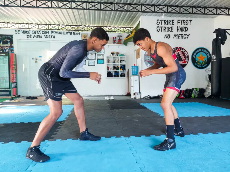 Atletas do Rio do Ouro se preparam para enfrentar torneio de wrestling na Paraíba