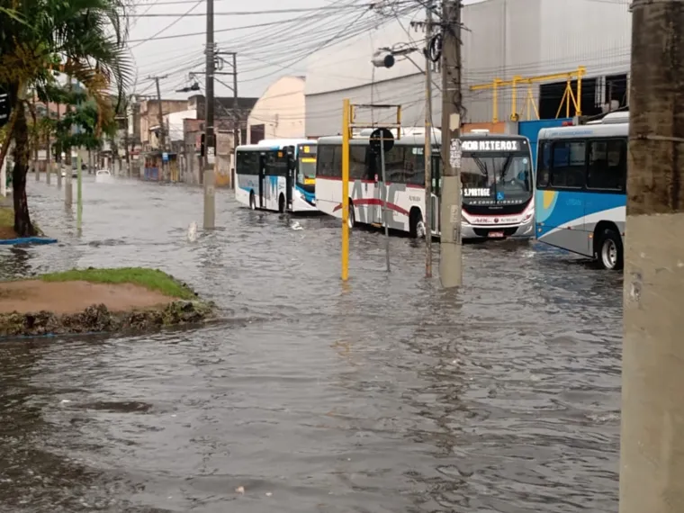 Bolsões de água são registrados após temporal; tempo segue instável