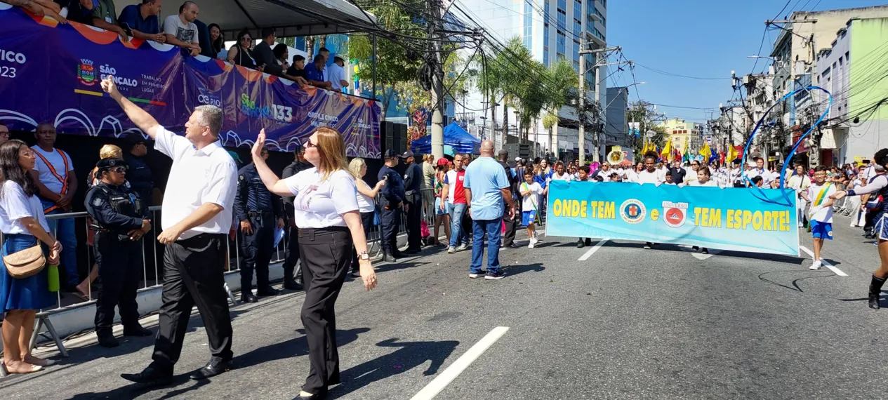 Desfile em São Gonçalo reúne milhares de moradores no Centro