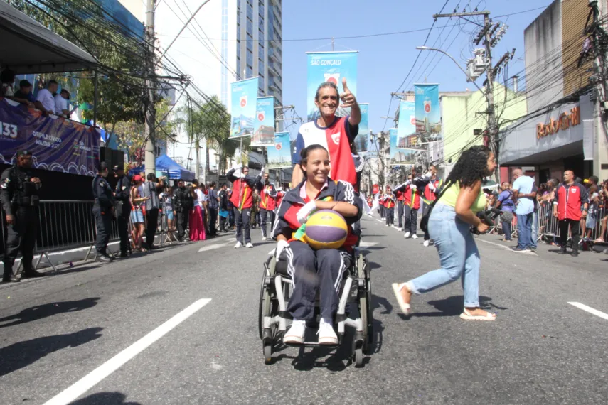 Desfile em São Gonçalo reúne milhares de moradores no Centro