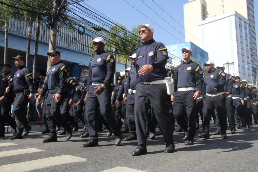 Desfile em São Gonçalo reúne milhares de moradores no Centro