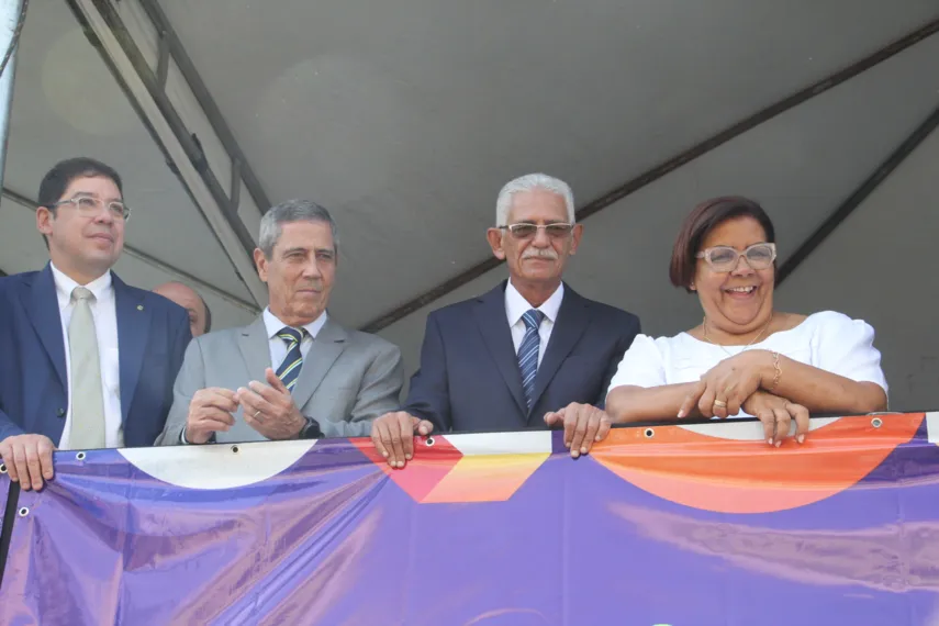 Desfile em São Gonçalo reúne milhares de moradores no Centro