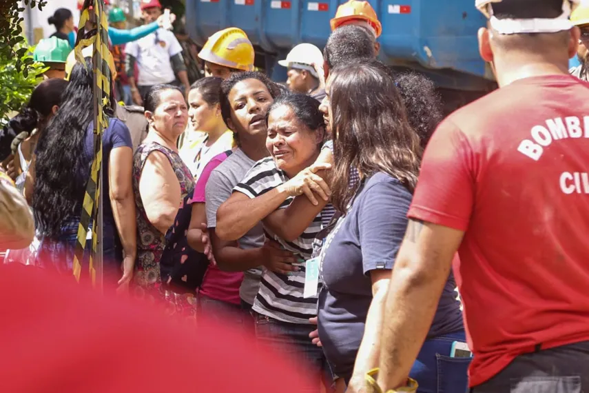 Bombeiros acham corpo de mulher nos escombros no Engenho Pequeno