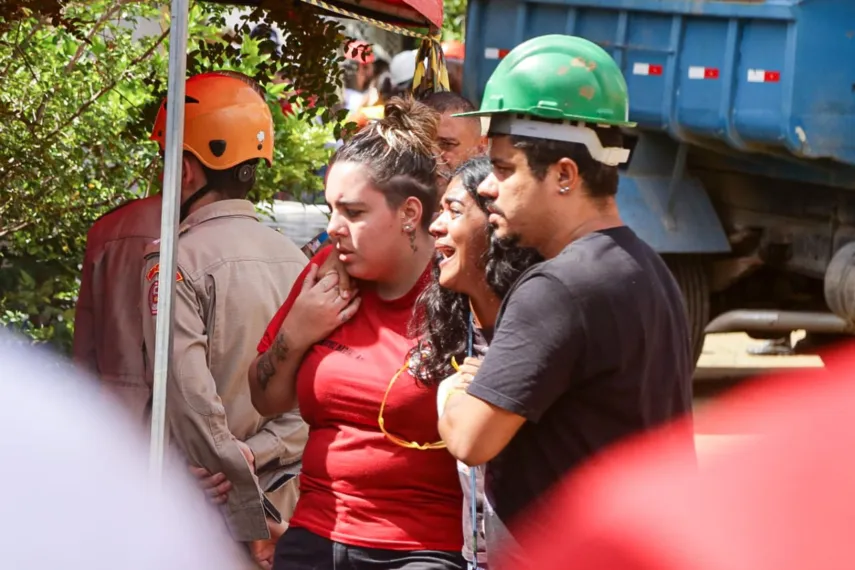 Bombeiros acham corpo de mulher nos escombros no Engenho Pequeno