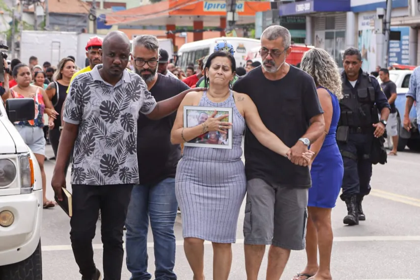 Família morta em deslizamento no Engenho Pequeno é sepultada em SG