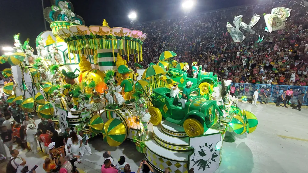 Mocidade apresenta cultura do agreste pernambucano e 'abusa' do dourado em desfile