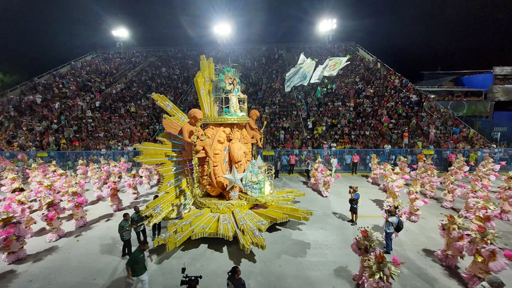 Mocidade apresenta cultura do agreste pernambucano e 'abusa' do dourado em desfile