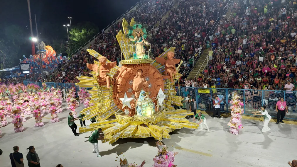 Mocidade apresenta cultura do agreste pernambucano e 'abusa' do dourado em desfile