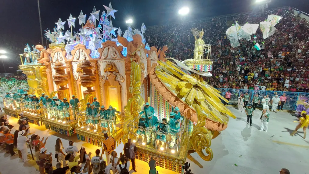 Mocidade apresenta cultura do agreste pernambucano e 'abusa' do dourado em desfile