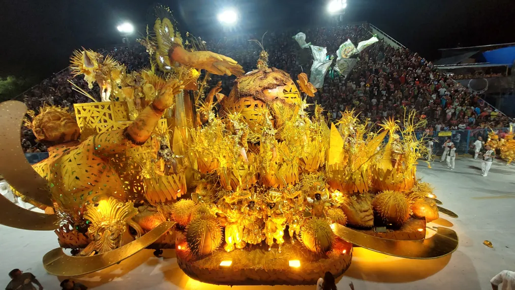 Mocidade apresenta cultura do agreste pernambucano e 'abusa' do dourado em desfile