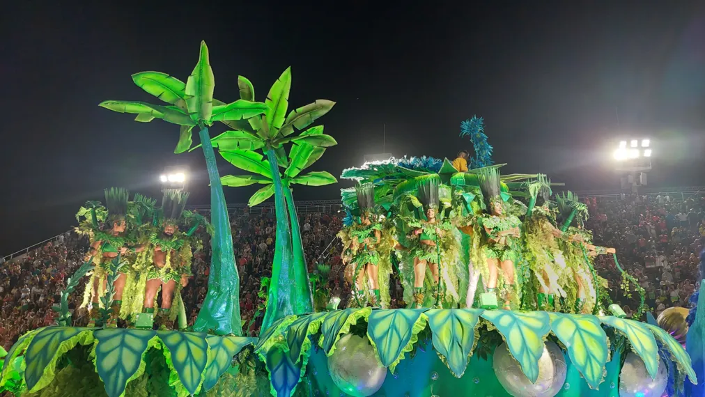 Tijuca banha Sapucaí com as águas da Baía de Todos os Santos