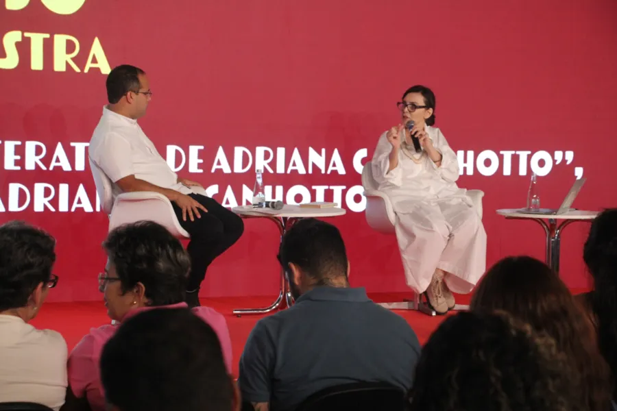 Adriana Calcanhotto debate identidade cultural do país na FLIM