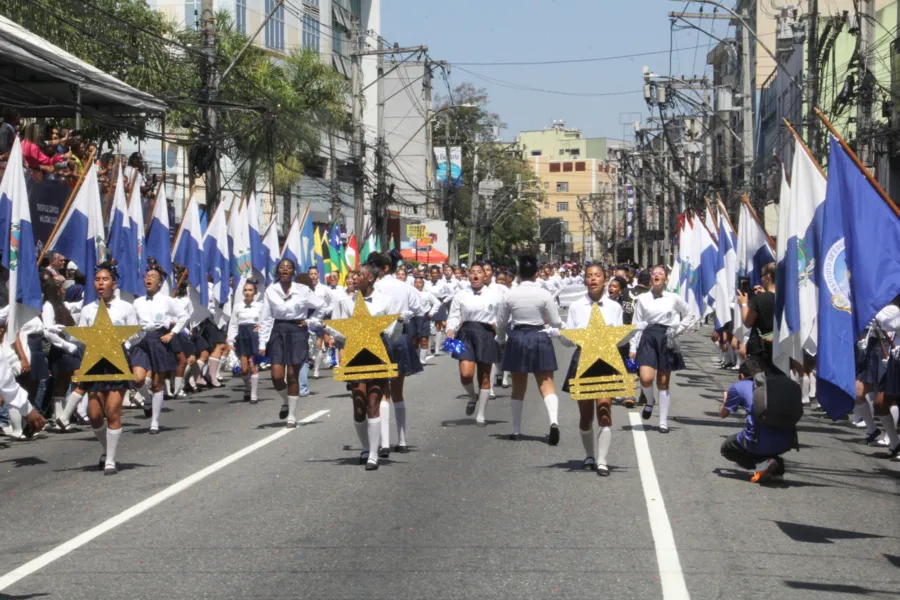 Desfile em São Gonçalo reúne milhares de moradores no Centro
