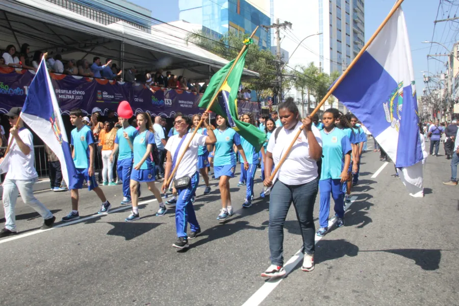 Desfile em São Gonçalo reúne milhares de moradores no Centro