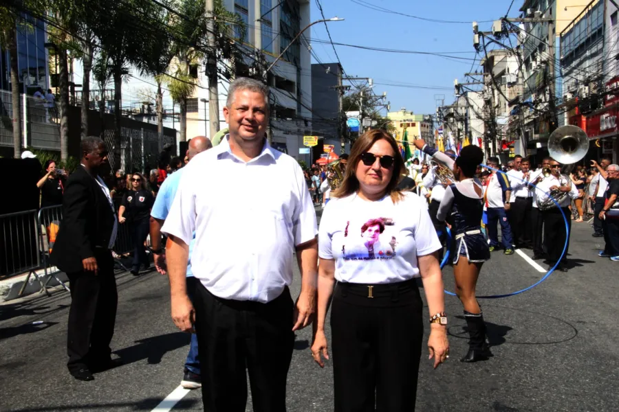 Desfile em São Gonçalo reúne milhares de moradores no Centro