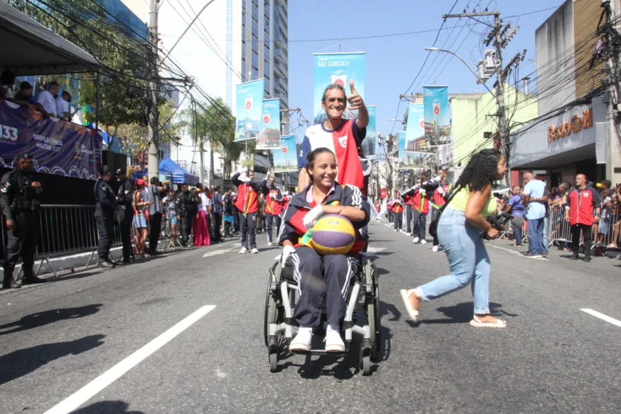 Desfile em São Gonçalo reúne milhares de moradores no Centro