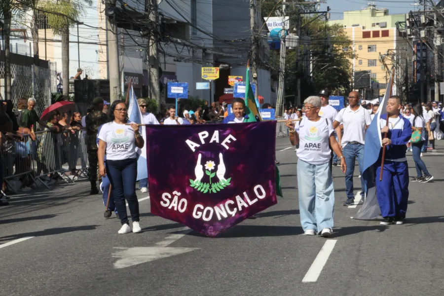 Desfile em São Gonçalo reúne milhares de moradores no Centro