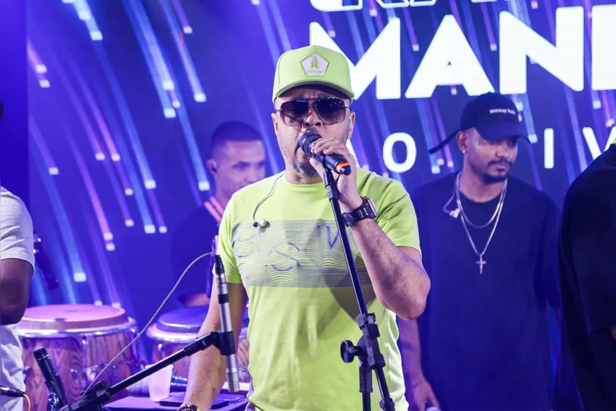 Molejo canta grandes sucessos e agita a Rádio Mania