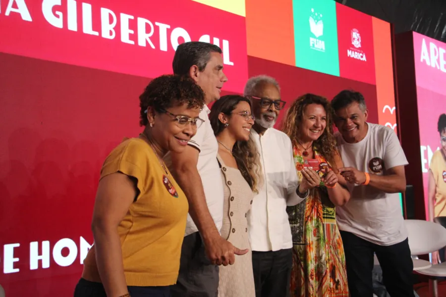 Quarto dia de FLIM tem homenagem a Gilberto Gil e show de Adriana Calcanhoto