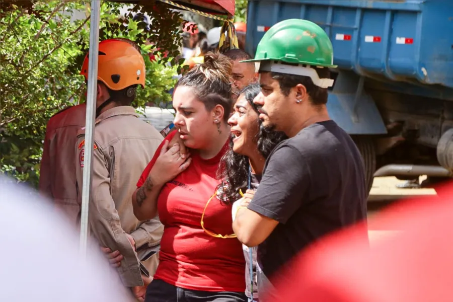 Bombeiros acham corpo de mulher nos escombros no Engenho Pequeno