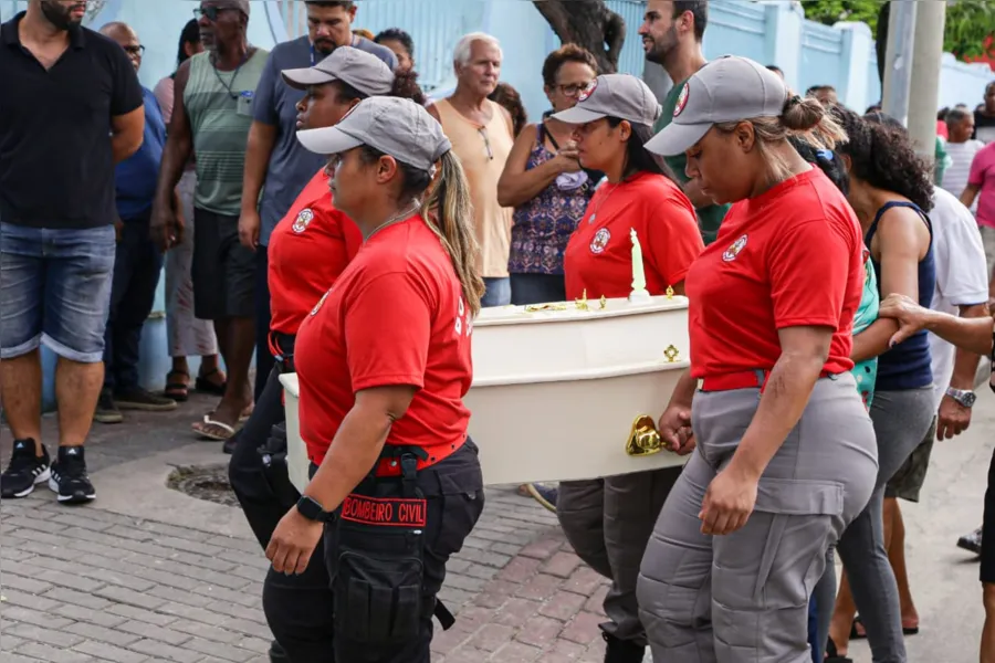 Família morta em deslizamento no Engenho Pequeno é sepultada em SG