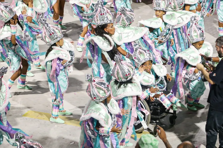 Mangueira faz de seu Carnaval um festejo da ancestralidade africana