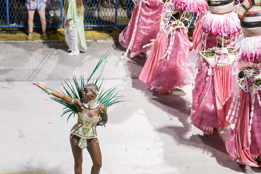 Mangueira faz de seu Carnaval um festejo da ancestralidade africana