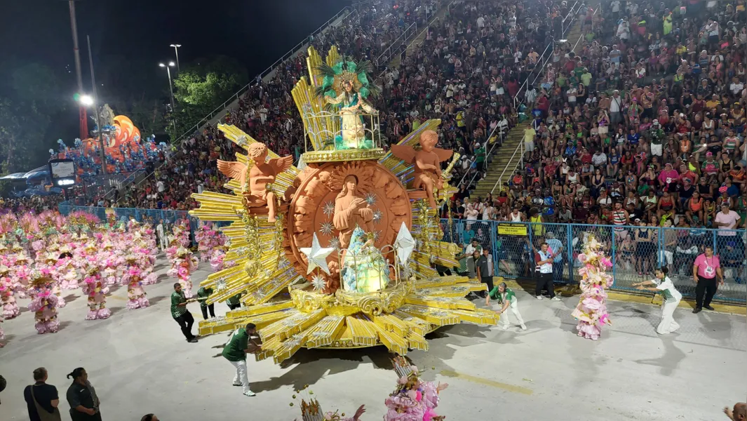 Mocidade apresenta cultura do agreste pernambucano e 'abusa' do dourado em desfile