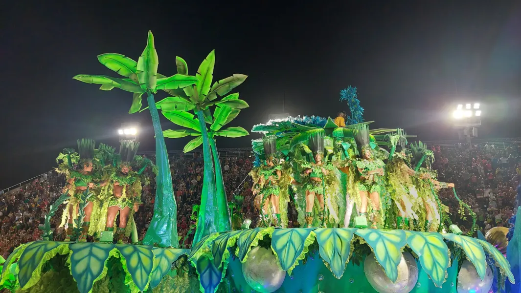 Tijuca banha Sapucaí com as águas da Baía de Todos os Santos