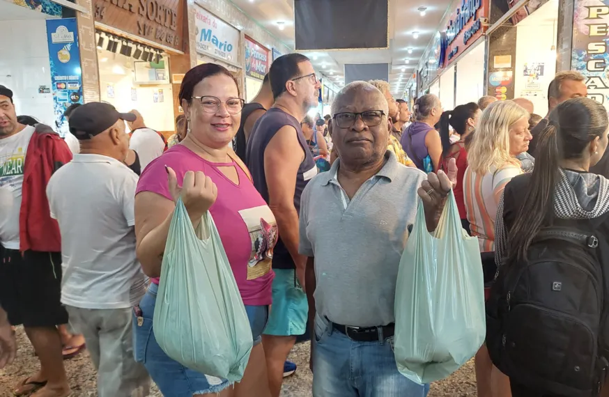 Consumidores vão às compras no Mercado São Pedro nesta quinta-feira Santa