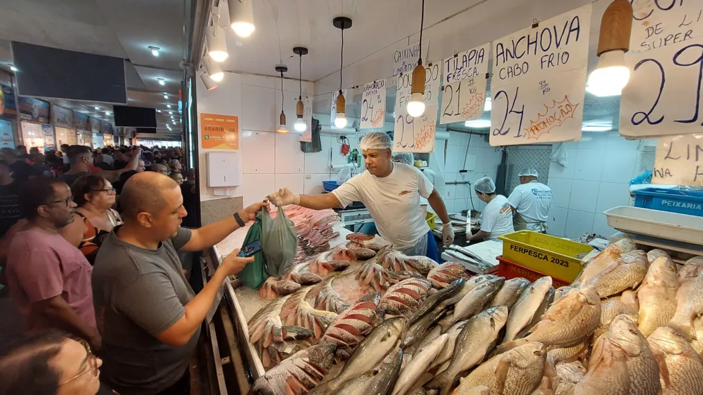 Consumidores vão às compras no Mercado São Pedro nesta quinta-feira Santa