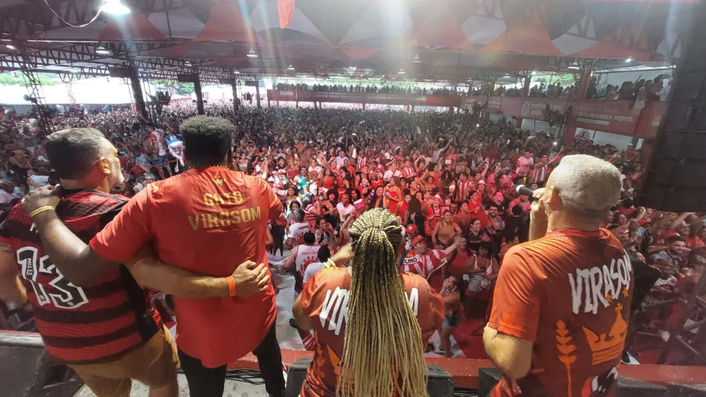 Foliões comemoram vitória na quadra da Viradouro, em Niterói; confira imagens