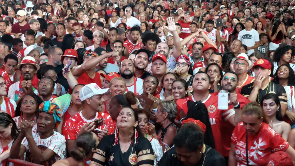 Foliões comemoram vitória na quadra da Viradouro, em Niterói; confira imagens