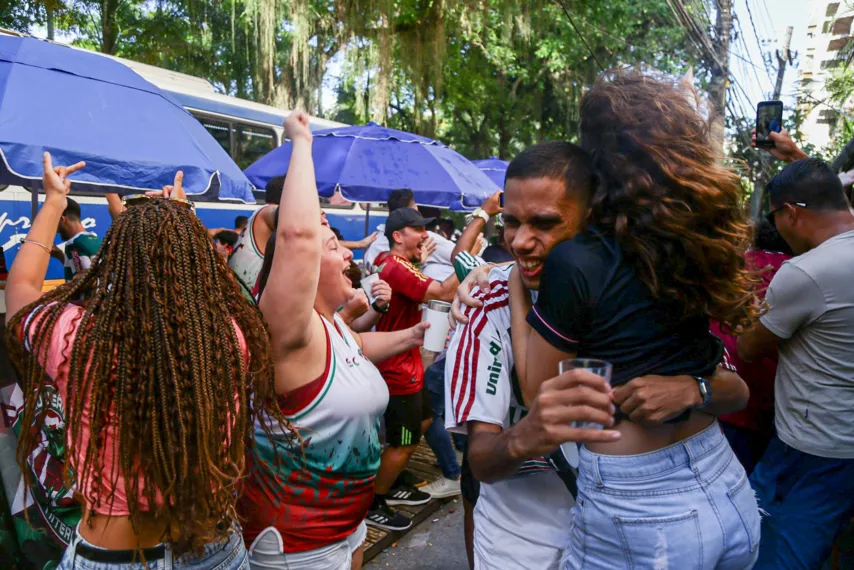 Torcida em Niterói vai à loucura com classificação do Fluminense