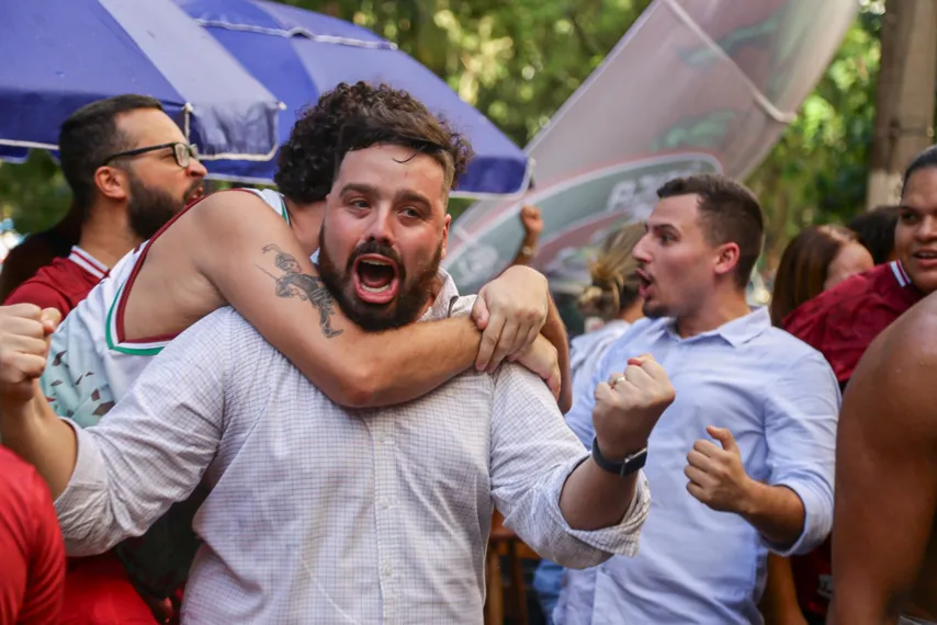 Torcida em Niterói vai à loucura com classificação do Fluminense