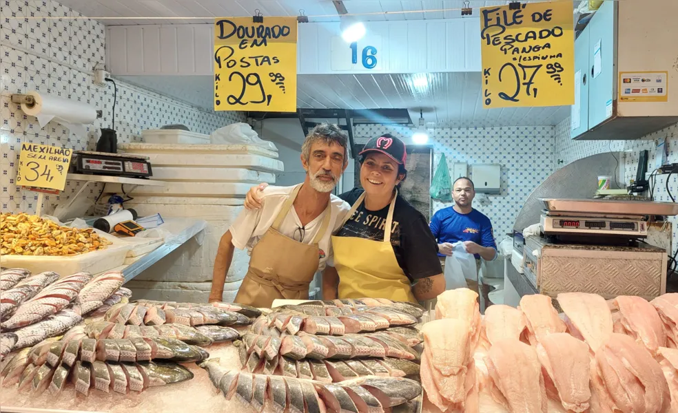 Consumidores vão às compras no Mercado São Pedro nesta quinta-feira Santa