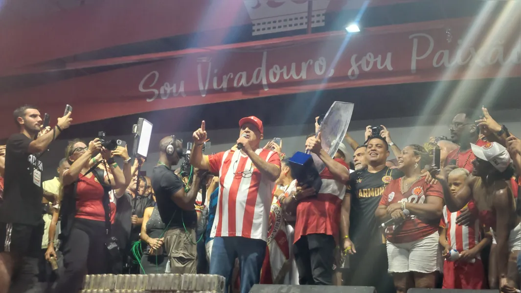 Foliões comemoram vitória na quadra da Viradouro, em Niterói; confira imagens