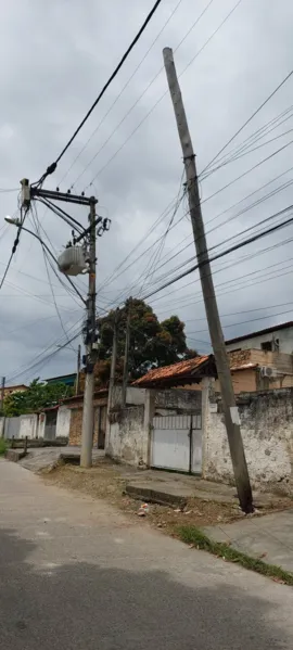 Por um fio: poste ameaça cair no Pacheco e preocupa moradores