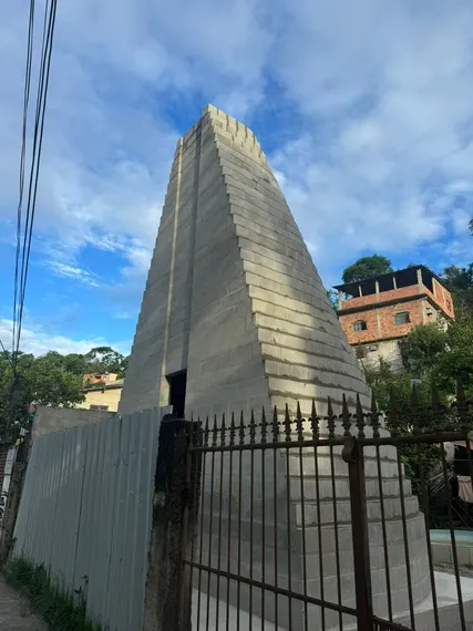 Aos 82 anos, devota constrói capela dedicada a Nossa Senhora Aparecida no quintal de casa em Niterói