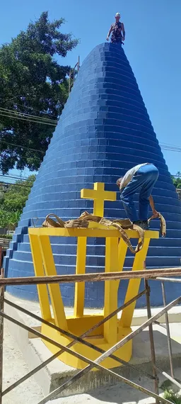 Aos 82 anos, devota constrói capela dedicada a Nossa Senhora Aparecida no quintal de casa em Niterói