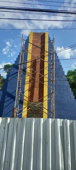 Aos 82 anos, devota constrói capela dedicada a Nossa Senhora Aparecida no quintal de casa em Niterói