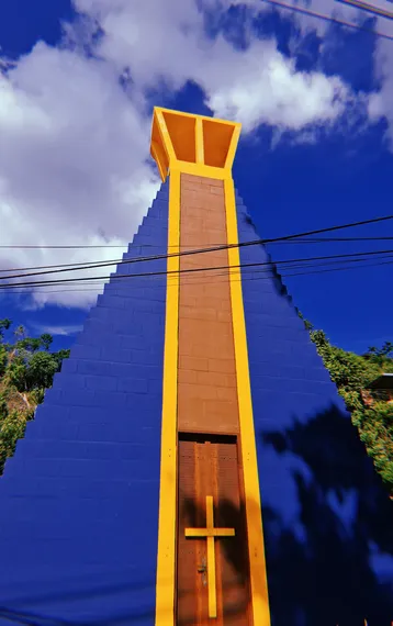 Aos 82 anos, devota constrói capela dedicada a Nossa Senhora Aparecida no quintal de casa em Niterói