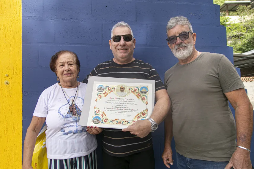 Aos 82 anos, devota constrói capela dedicada a Nossa Senhora Aparecida no quintal de casa em Niterói