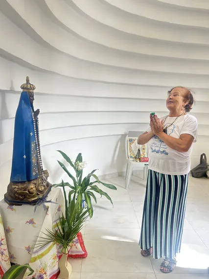 Aos 82 anos, devota constrói capela dedicada a Nossa Senhora Aparecida no quintal de casa em Niterói