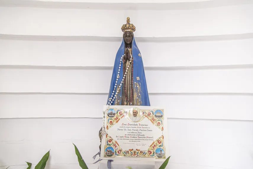 Aos 82 anos, devota constrói capela dedicada a Nossa Senhora Aparecida no quintal de casa em Niterói