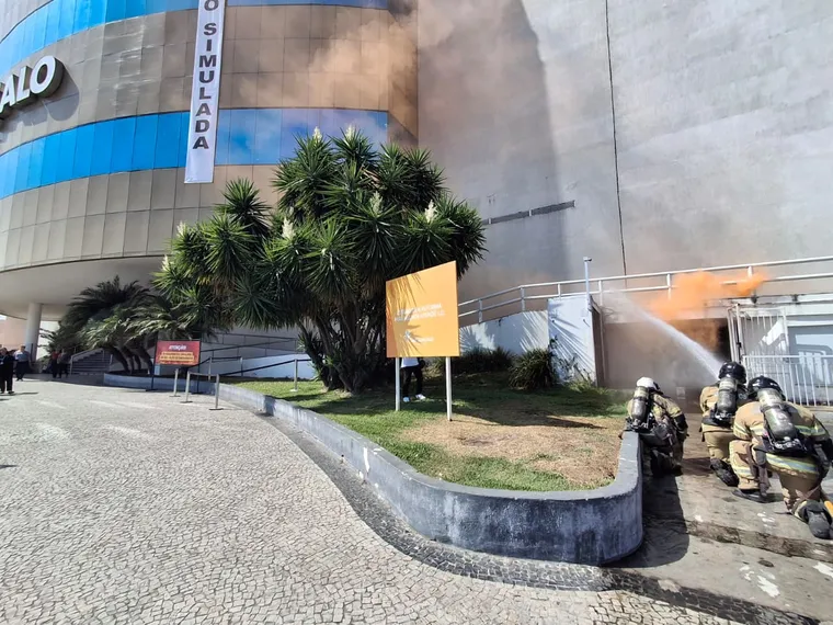 Bombeiros realizam simulações e atividades educativas em comemoração aos 135 anos de São Gonçalo