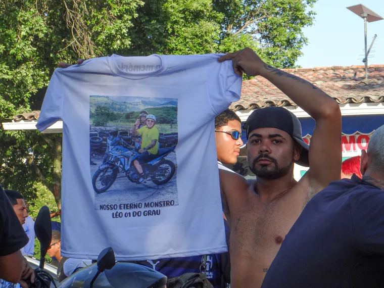 Comoção e homenagens marcam despedida de Léo do Grau em São Gonçalo; “conhecido como ‘lenda'"