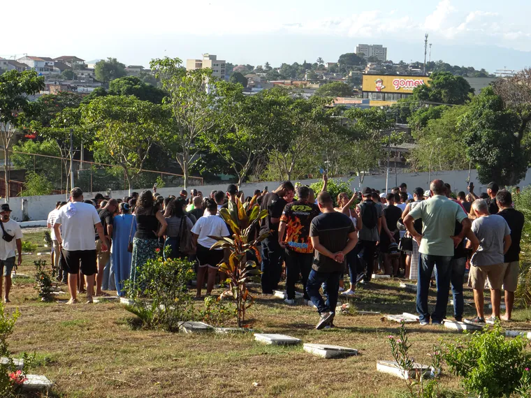 Comoção e homenagens marcam despedida de Léo do Grau em São Gonçalo; “conhecido como ‘lenda'"