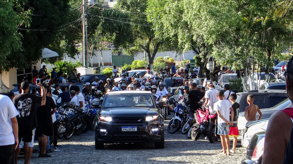 Comoção e homenagens marcam despedida de Léo do Grau em São Gonçalo; “conhecido como ‘lenda'"