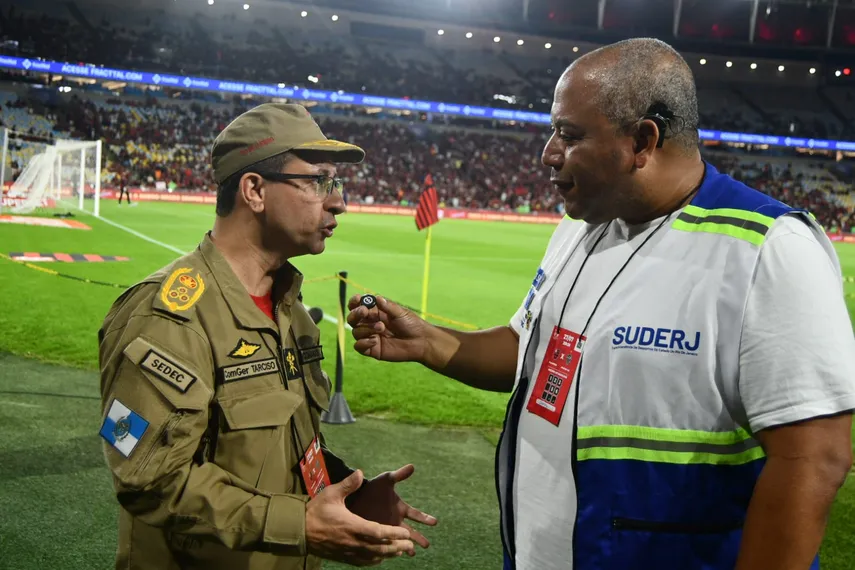 Corpo de Bombeiros recebe homenagem antes do jogo do Flamengo no Maracanã